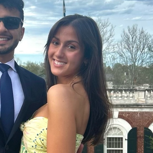 Meet your Posher, Alexia - Picture 1 of 1